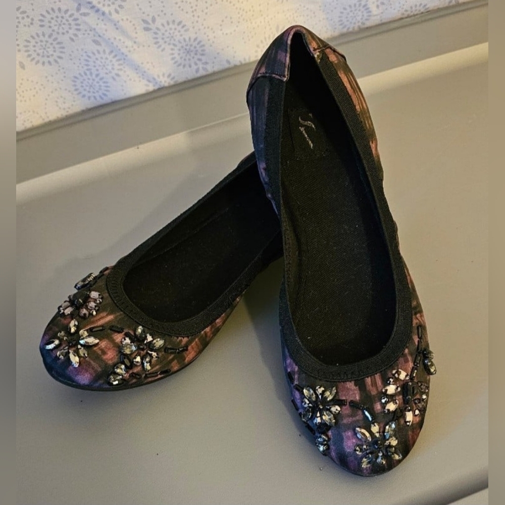 Vera Wang Simply Vera Bejeweled Flats